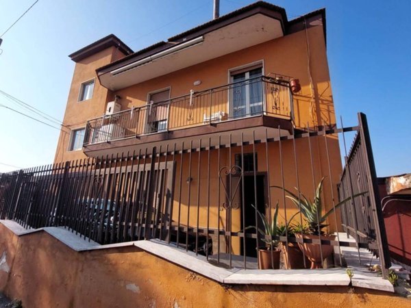 intera palazzina in vendita a Napoli in zona Ponticelli