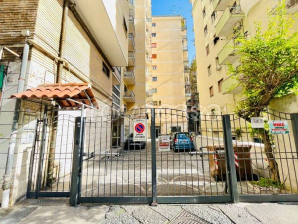 locale commerciale in vendita a Napoli in zona Arenella