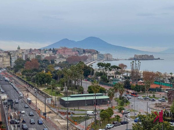 appartamento in vendita a Napoli in zona Chiaia