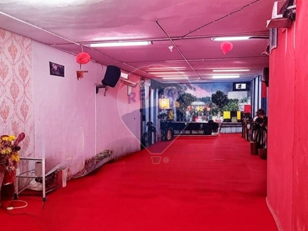 locale commerciale in vendita a Napoli in zona Pendino / San Giuseppe