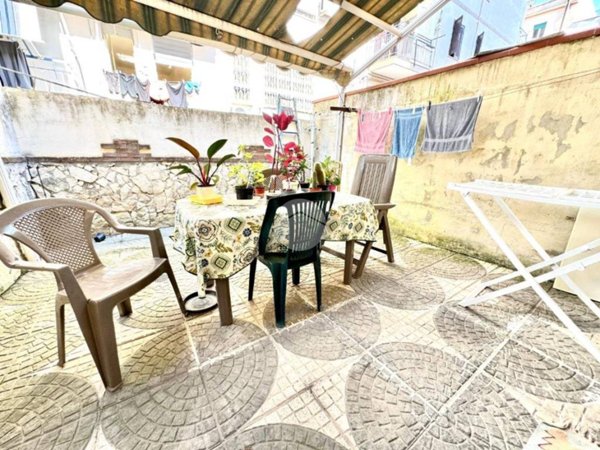 appartamento in vendita a Napoli in zona San Carlo all'Arena