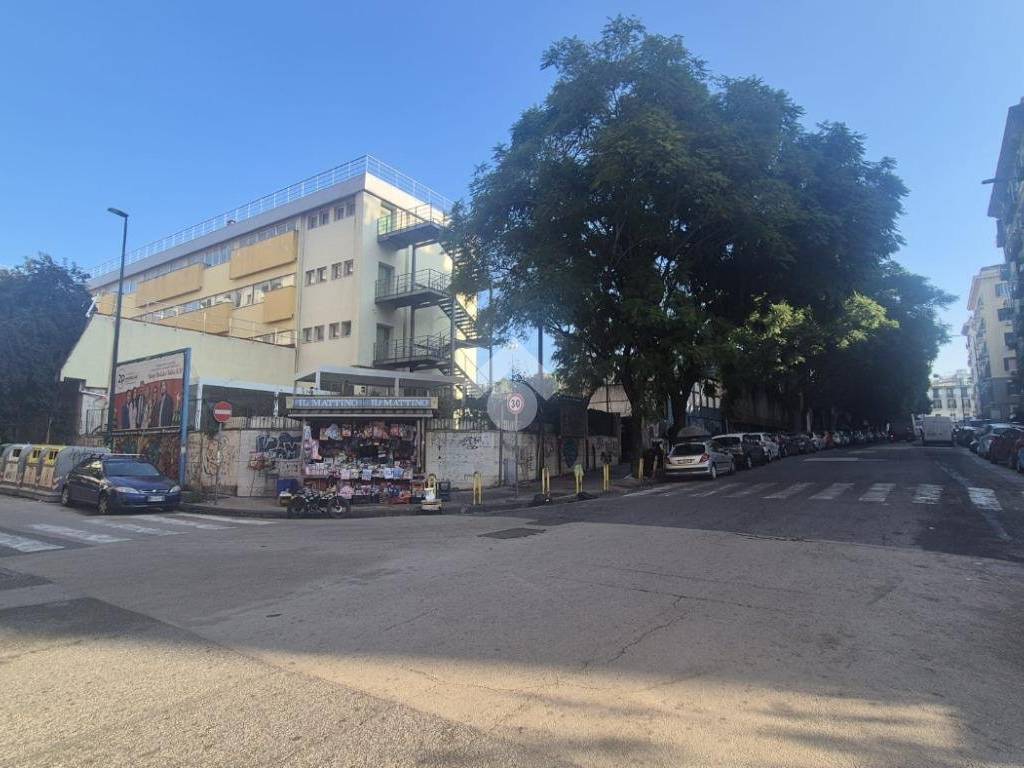 negozio in vendita a Napoli in zona Arenella