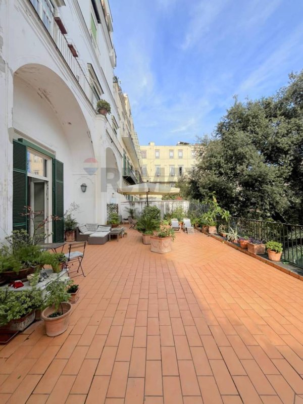 appartamento in vendita a Napoli in zona Chiaia