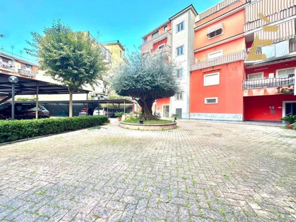 locale commerciale in vendita a Napoli in zona Piscinola