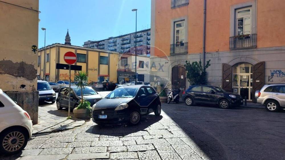 locale commerciale in vendita a Napoli in zona Pendino / San Giuseppe