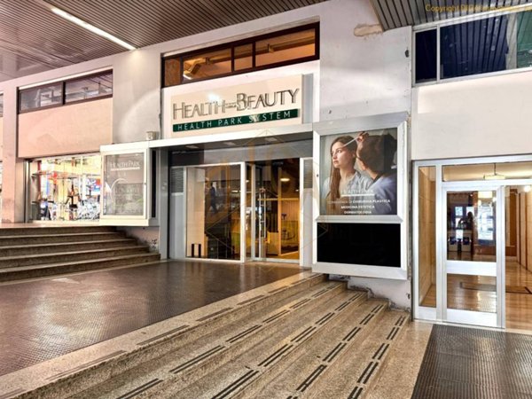 negozio in vendita a Napoli in zona Vomero