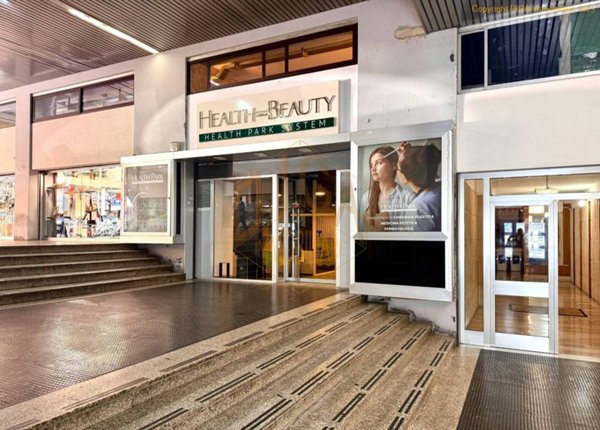 negozio in vendita a Napoli in zona Vomero