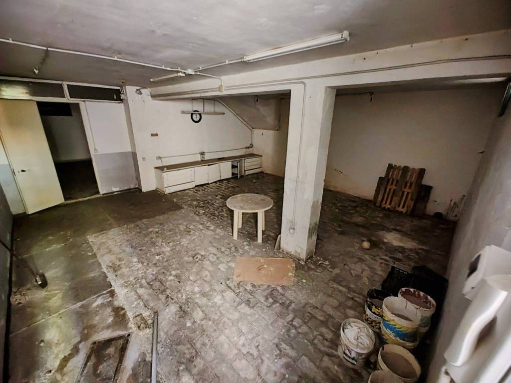 negozio in vendita a Napoli in zona Secondigliano