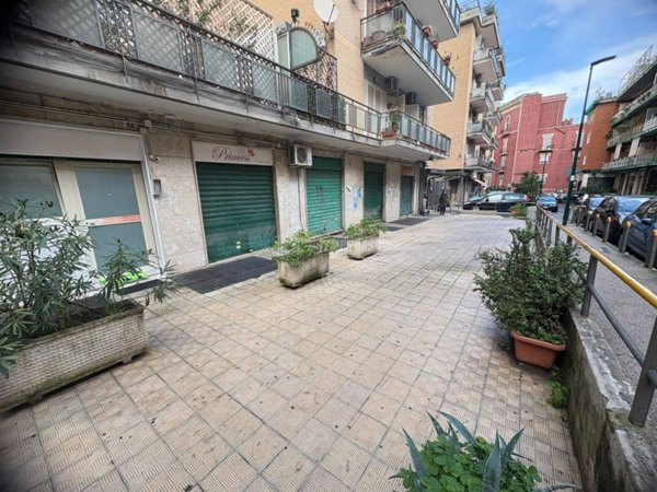 negozio in vendita a Napoli in zona Arenella