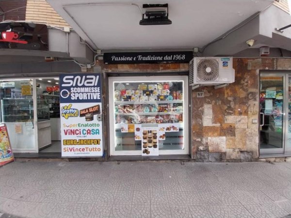 negozio in vendita a Napoli in zona Camaldoli