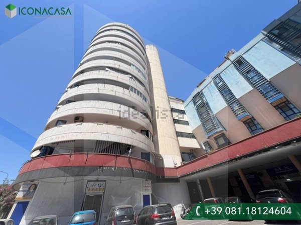 locale commerciale in vendita a Napoli in zona San Carlo all'Arena
