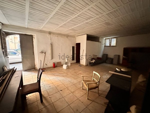 locale commerciale in vendita a Napoli in zona Pendino / San Giuseppe