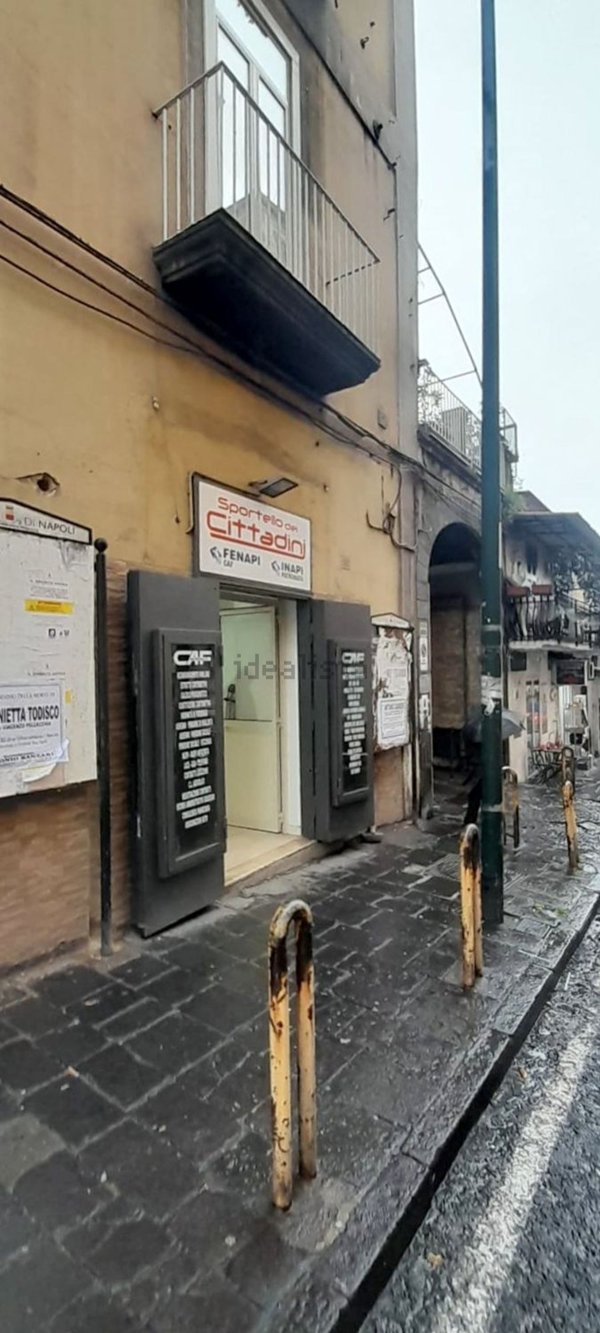 locale commerciale in vendita a Napoli in zona Avvocata