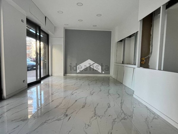 locale commerciale in vendita a Napoli in zona Arenella