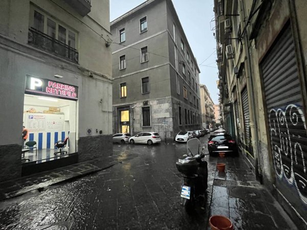 negozio in vendita a Napoli in zona Pendino / San Giuseppe