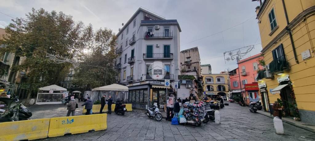 negozio in vendita a Napoli in zona Vomero