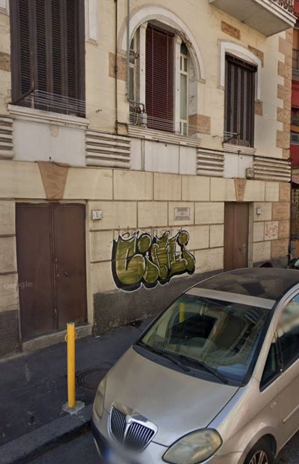 locale commerciale in vendita a Napoli in zona San Carlo all'Arena