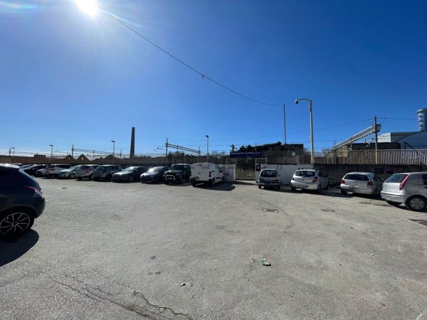 locale commerciale in vendita a Napoli in zona San Giovanni a Teduccio