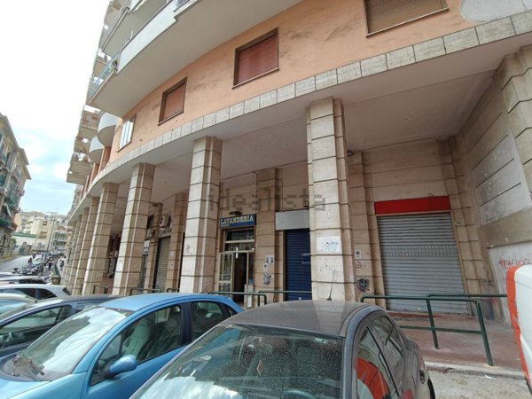 locale commerciale in vendita a Napoli in zona Arenella