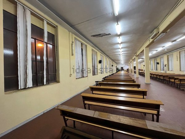 locale commerciale in vendita a Napoli in zona Poggioreale