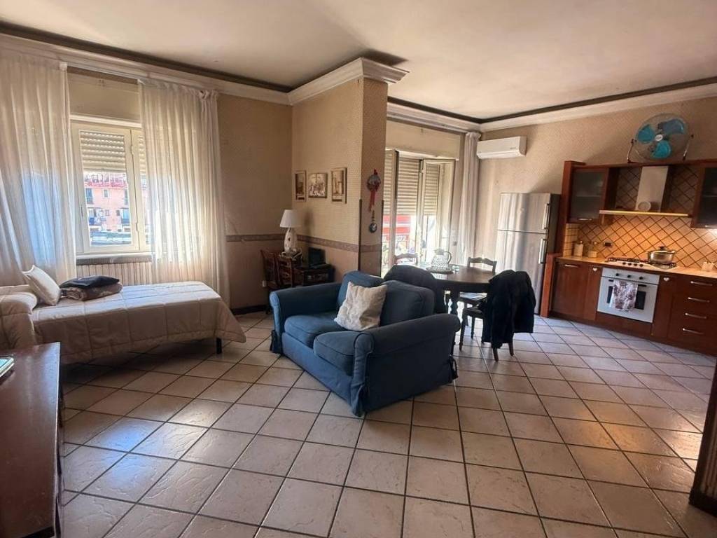 appartamento in vendita a Napoli in zona San Carlo all'Arena