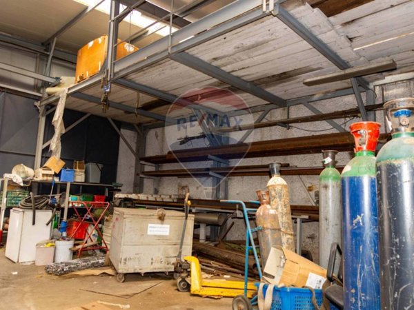 negozio in vendita a Napoli in zona San Giovanni a Teduccio