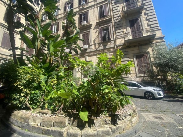 ufficio in vendita a Napoli in zona Chiaia