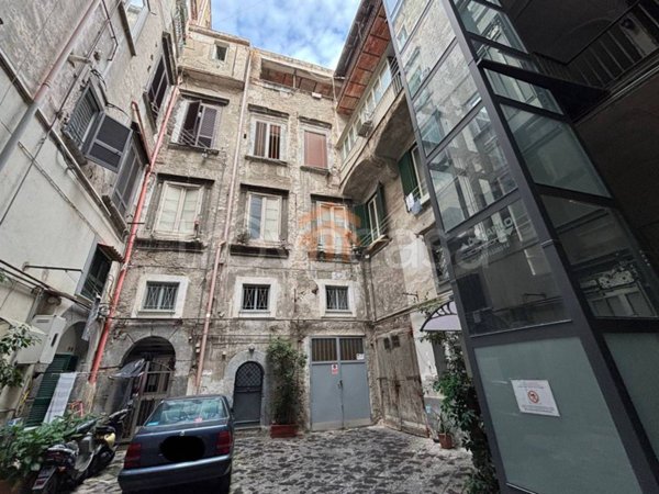 appartamento in vendita a Napoli in zona Chiaia