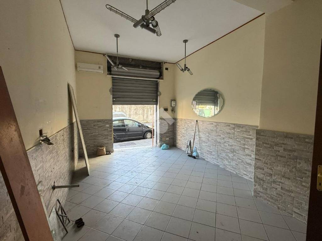 negozio in vendita a Napoli in zona Secondigliano