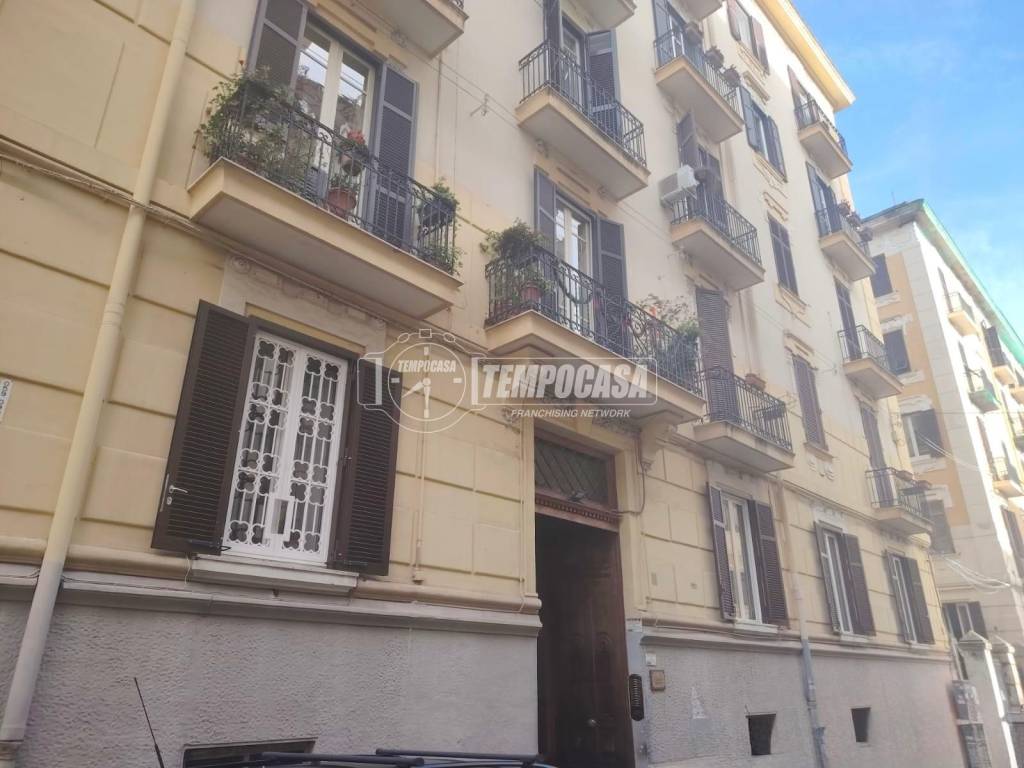 locale commerciale in vendita a Napoli in zona Chiaia