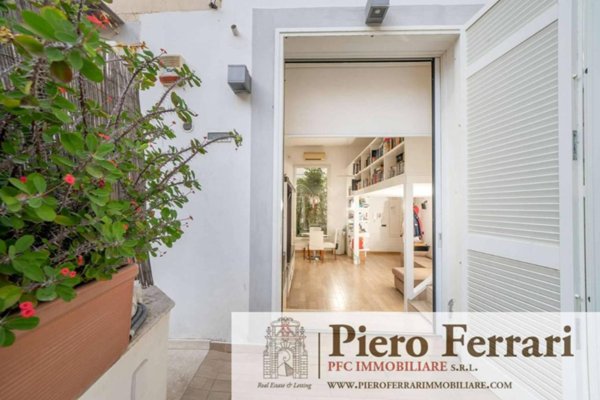 appartamento in vendita a Napoli in zona Chiaia