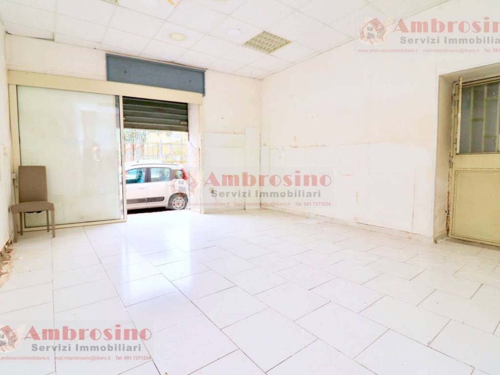 negozio in vendita a Napoli in zona Capodichino