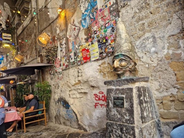 negozio in vendita a Napoli in zona San Lorenzo