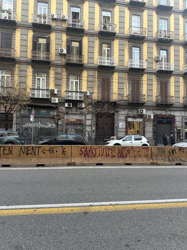 locale commerciale in vendita a Napoli in zona Pendino / San Giuseppe