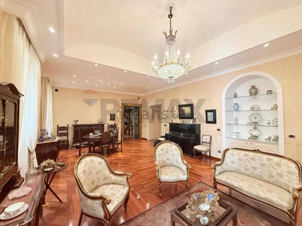 appartamento in vendita a Napoli in zona Chiaia