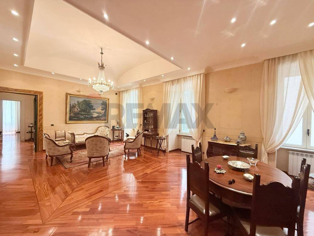 appartamento in vendita a Napoli in zona Chiaia