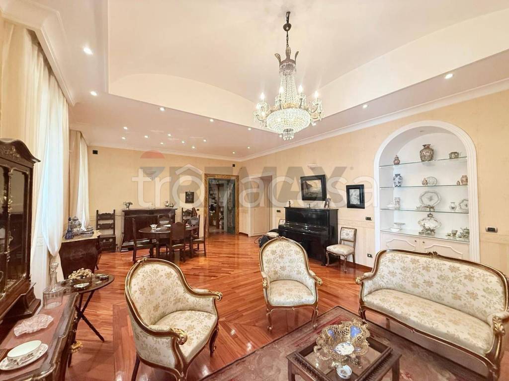 appartamento in vendita a Napoli in zona Chiaia