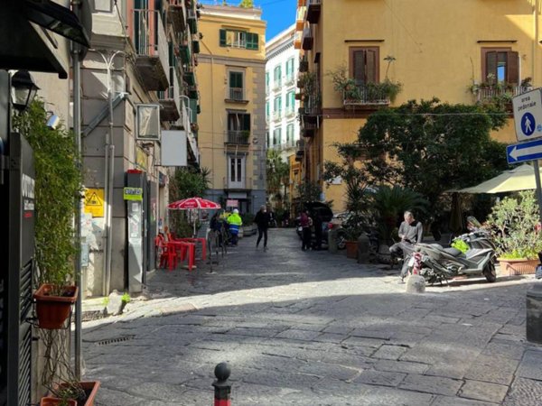 negozio in vendita a Napoli in zona Chiaia