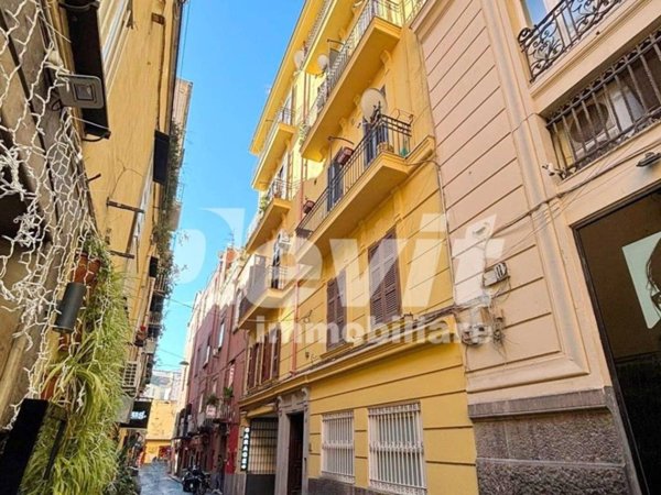 appartamento in vendita a Napoli in zona Chiaia
