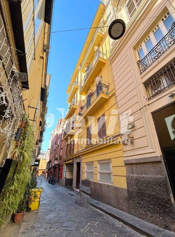appartamento in vendita a Napoli in zona Chiaia