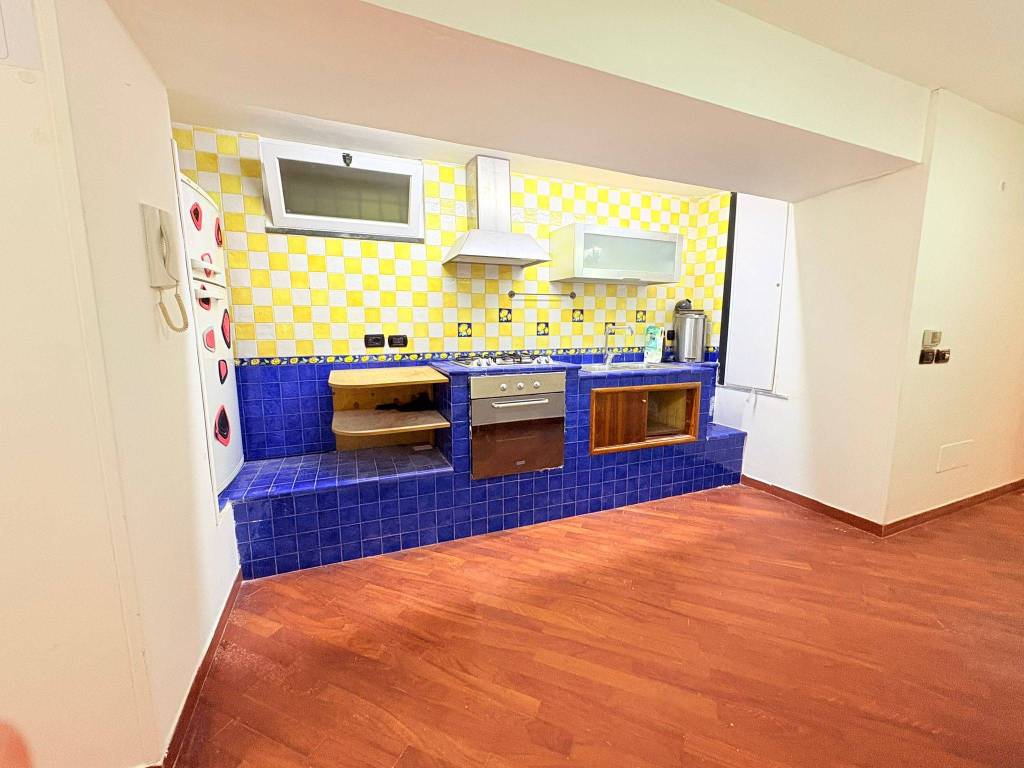 appartamento in vendita a Napoli in zona Chiaia