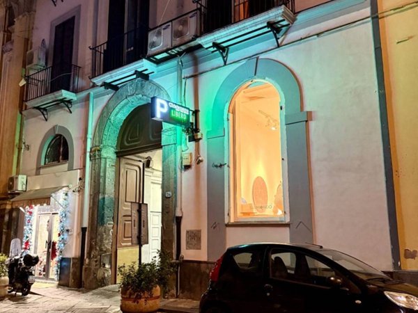 negozio in vendita a Napoli in zona Chiaia