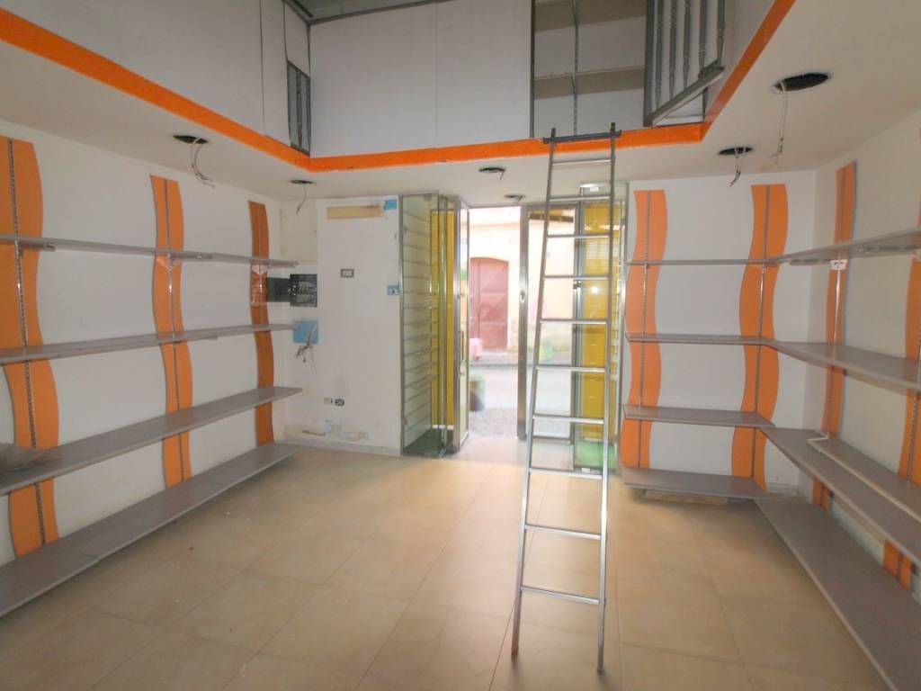 negozio in vendita a Napoli in zona San Carlo all'Arena