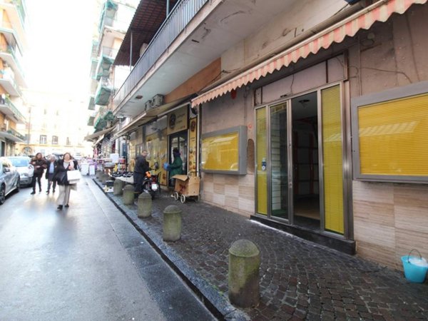 negozio in vendita a Napoli in zona San Carlo all'Arena
