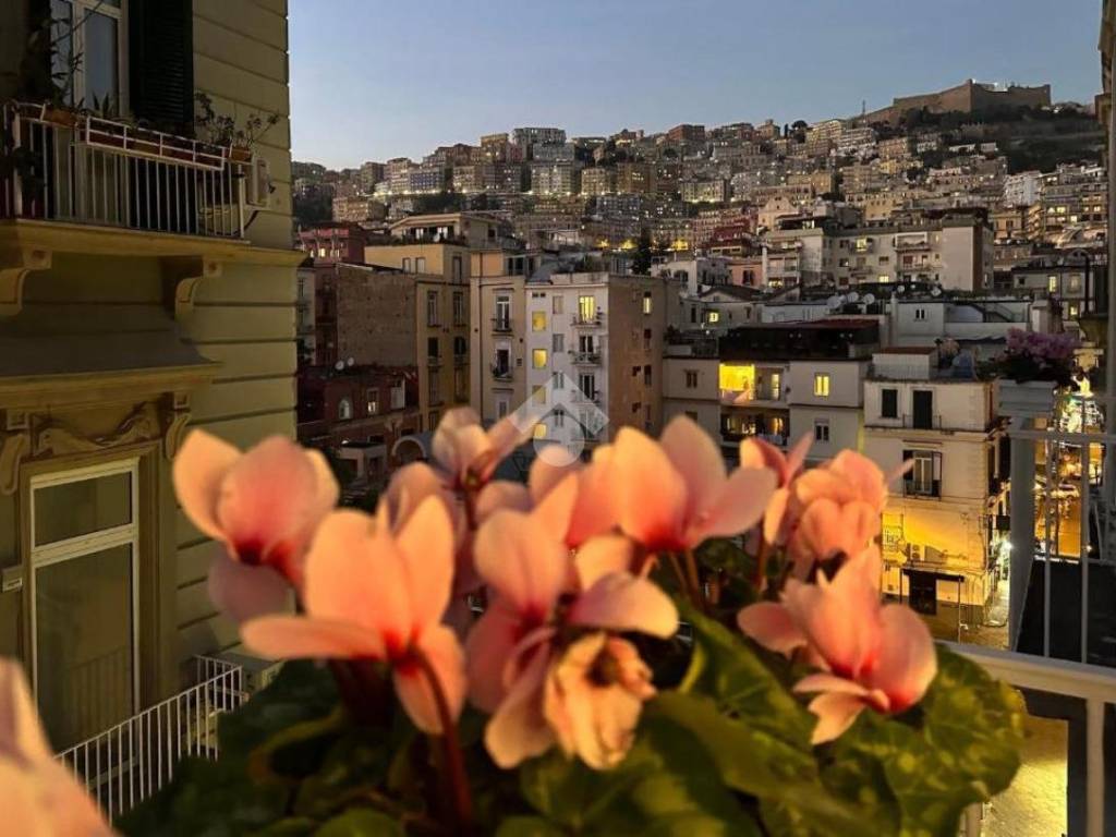 appartamento in vendita a Napoli in zona Chiaia