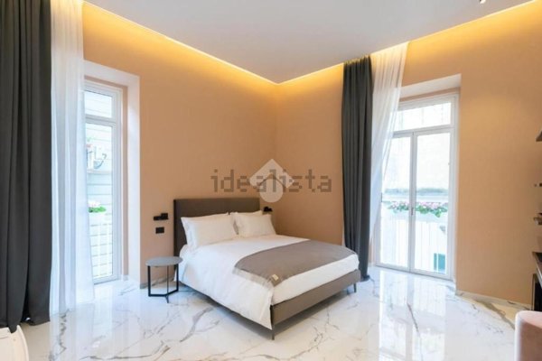 appartamento in vendita a Napoli in zona Chiaia