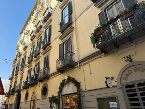 locale commerciale in vendita a Napoli in zona Chiaia