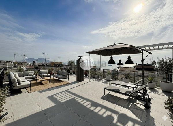 appartamento in vendita a Napoli in zona Chiaia