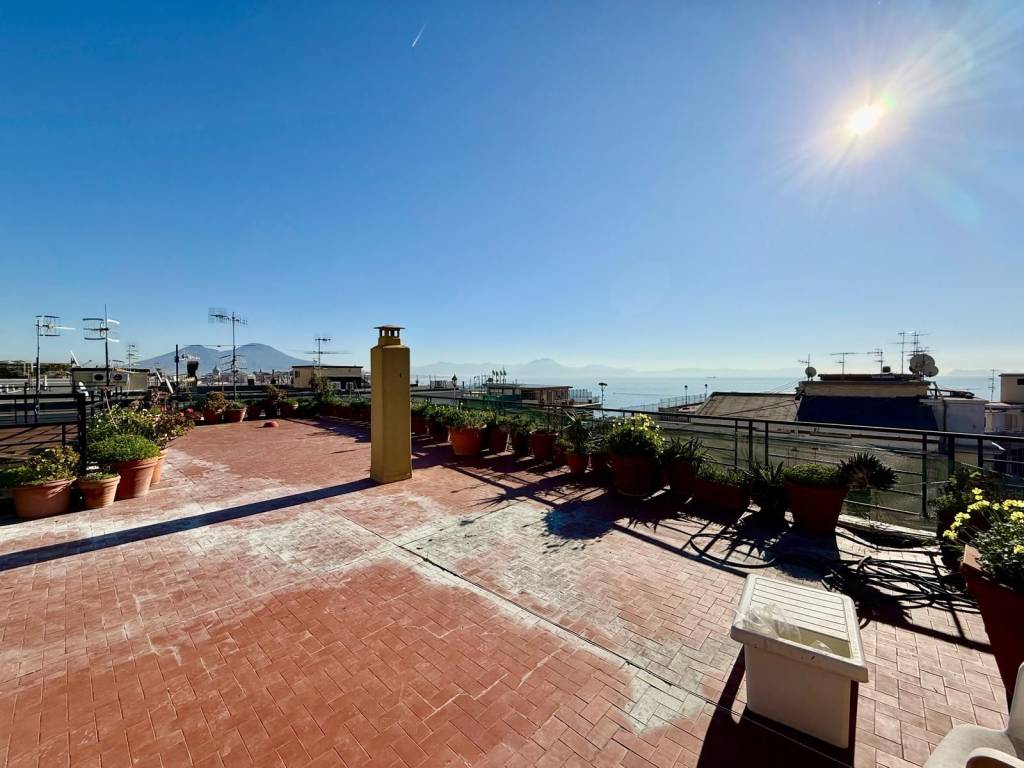 appartamento in vendita a Napoli in zona Chiaia