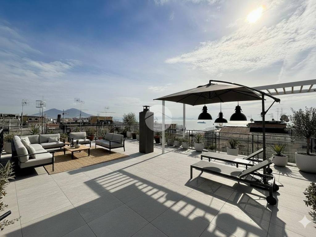 appartamento in vendita a Napoli in zona Chiaia